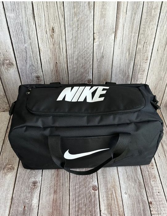 Сумка  спортивна NIKE.Вмістка та підходить для всього.