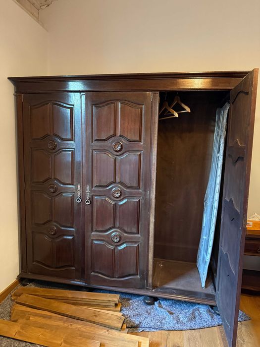 Armario de madeira em perfeito estado / Wooden cabinet