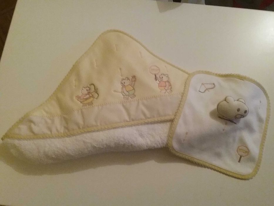Jogo de banho de bebé: toalha + babete novo nunca usado
