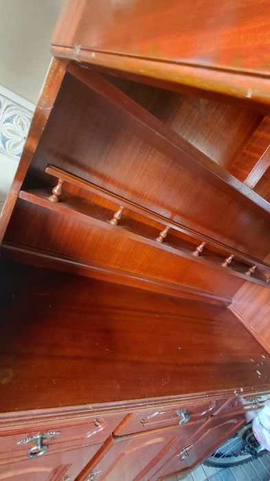 Louceiro em madeira com portas com vidro, gavetas e armários em baixo