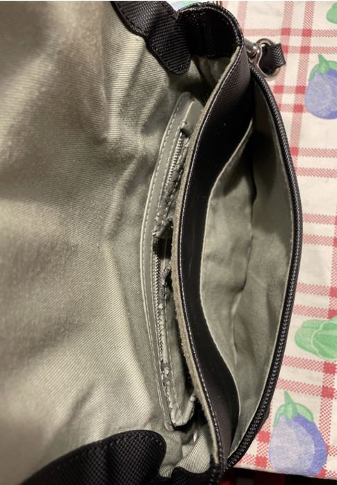 Bag shoulder da Lacoste de 2014,usada e com alguns sinais de desgaste.