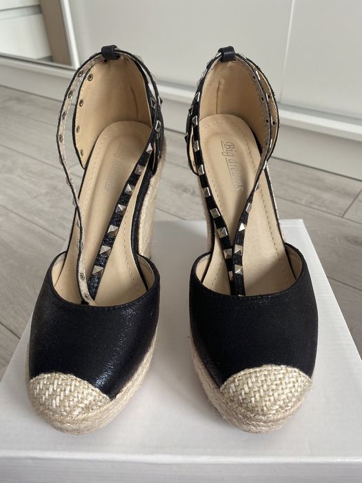 Nowe czarne sandałki na koturnie Deezee