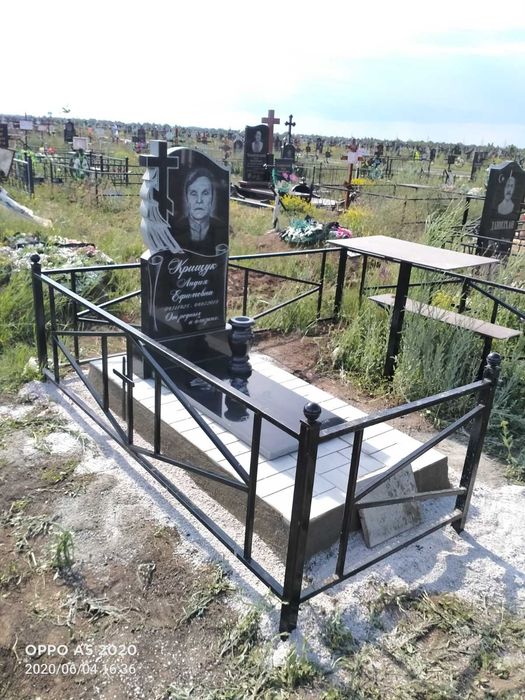 Уборка могил.Памятники.