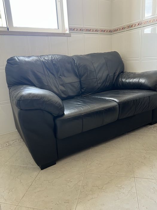 Sofá preto de couro
