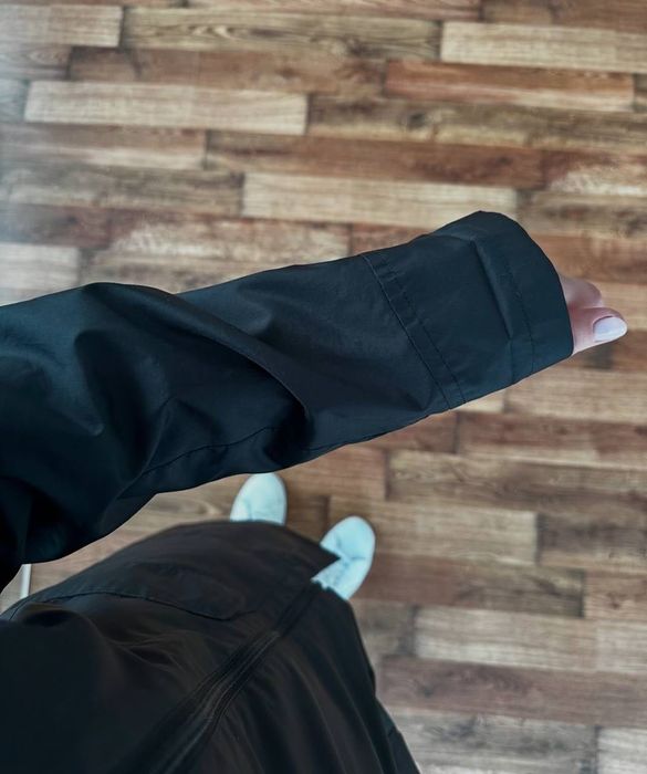 Чорний дощовик на замок