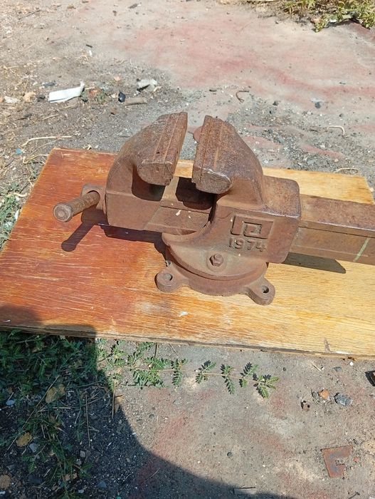 Продам тиски ручные бу