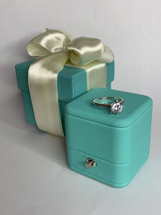 Каблучка в білому золоті з діамантом в стилі Tiffany Setting