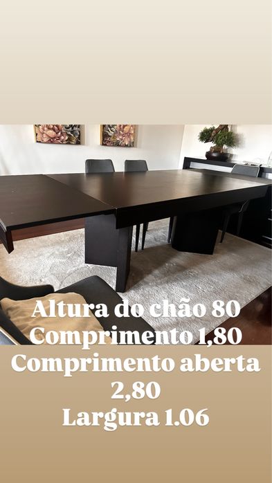 Mesa de jantar com marcas de uso