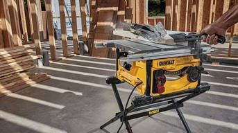 Pila stolowa dewalt DWE7485