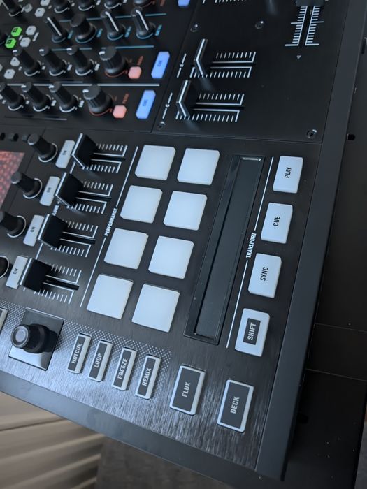 Traktor Kontrol Kontroler S8