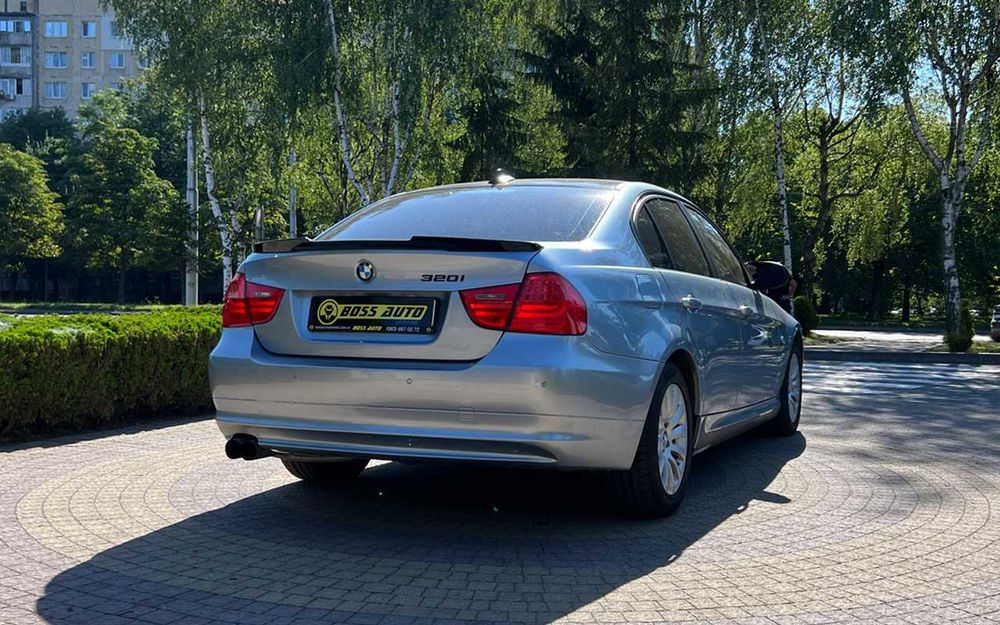 BMW 320 I 2009 року