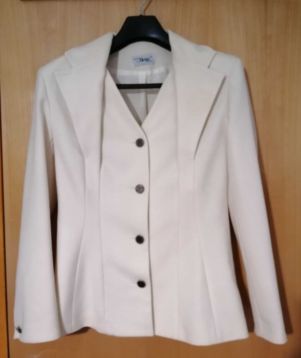 Casaco branco pérola, cintado, modelo francês, tamanho 44