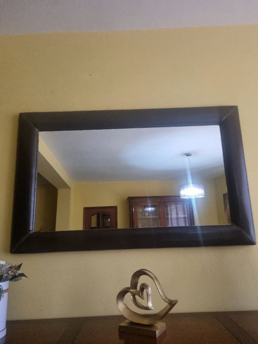 Espelho com moldura estofada