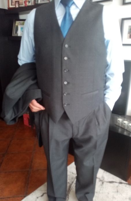 Fato completo cinza escuro com colete