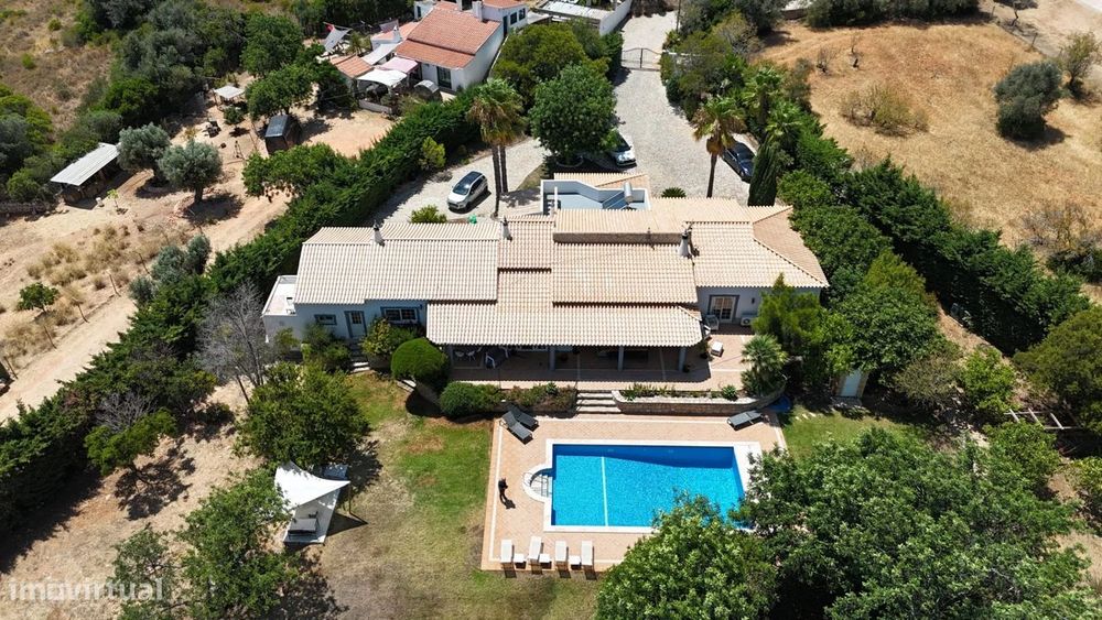 Moradia T3 com anexo T2, piscina e vista para o campo em Carvoeiro