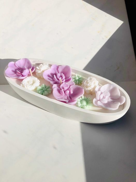 Świeca świeczka w owalnym dużym pojemniku kwiaty