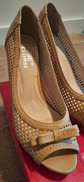 Buty ażurowe na obcasie 37