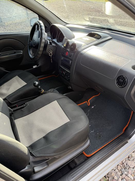 Chevrolet aveo 2005 рік 1.5 бензин