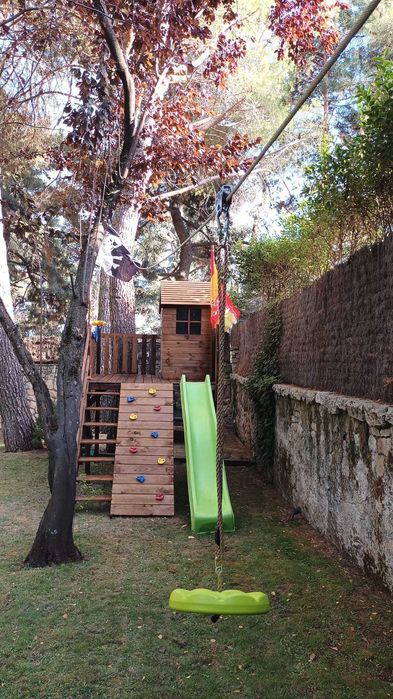 Parque infantil com tirolesa