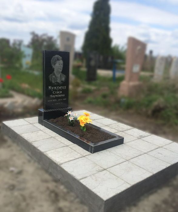 Гранитний памятник на могилу