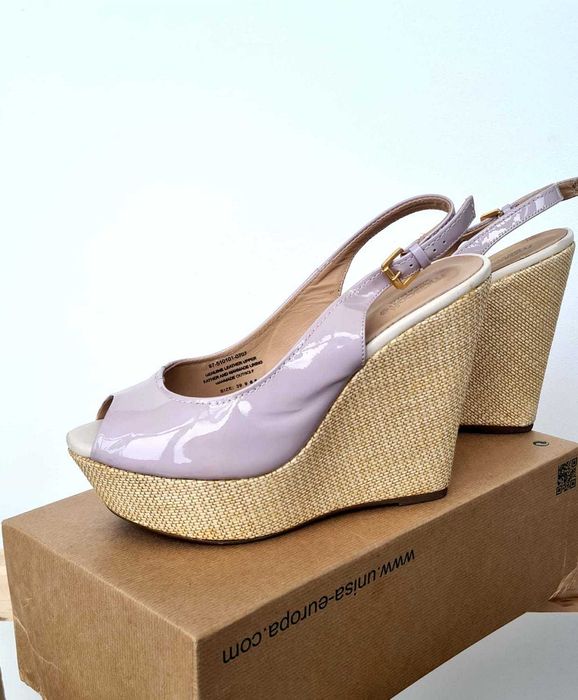 Sandálias de couro. Mascotte.