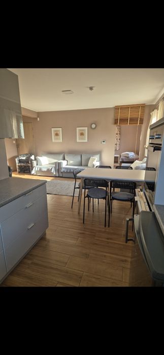 Domek w lesie nad jeziorem