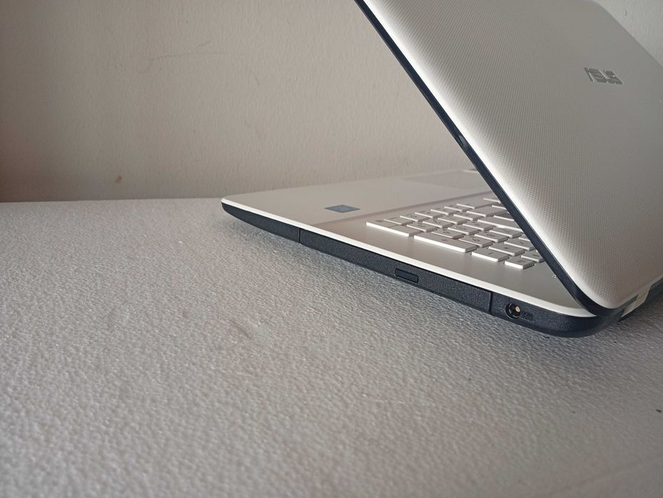 Asus X751N Pentium + IINTEL HD505 + 8GB RAM + SSD