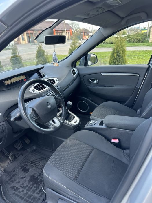 Автомобиль Renault Scenic