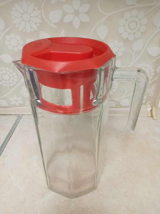 Продам стеклянный кувшин ёмкостью 1,5 л.