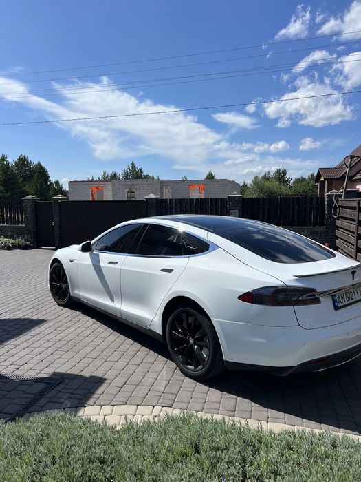 Tesla model s p 85