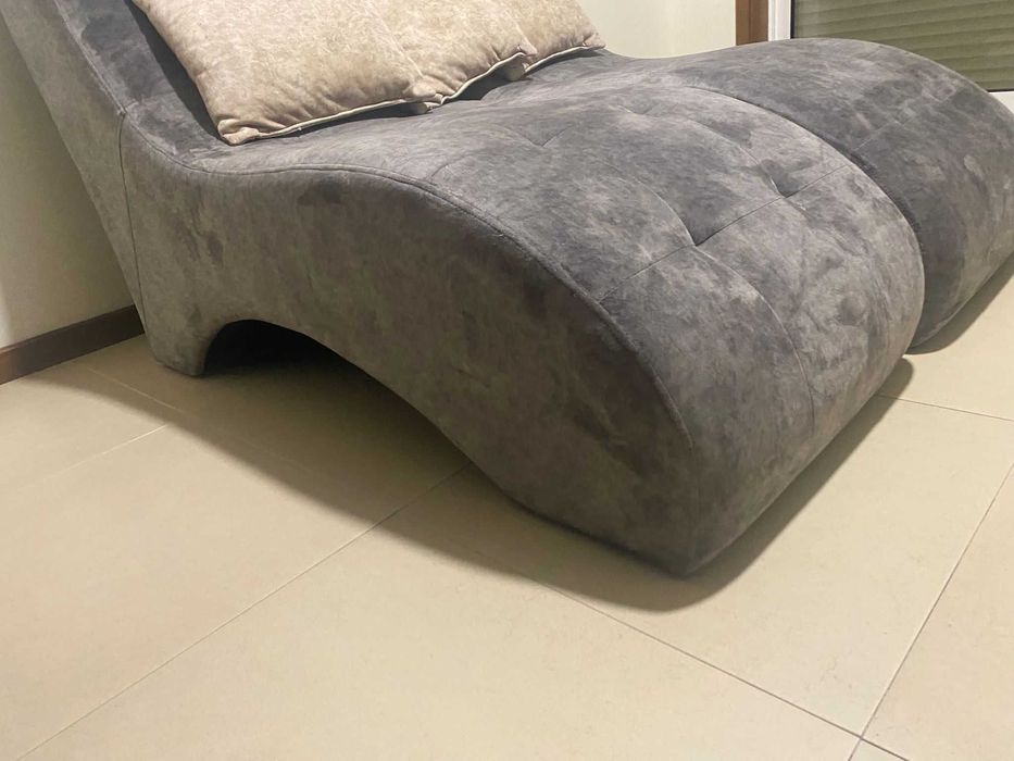 Duas chaise longues modernas cinza em excelente estado