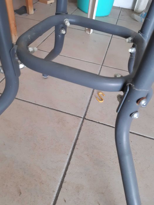 Mesa baixa metálica de tampo em vidro