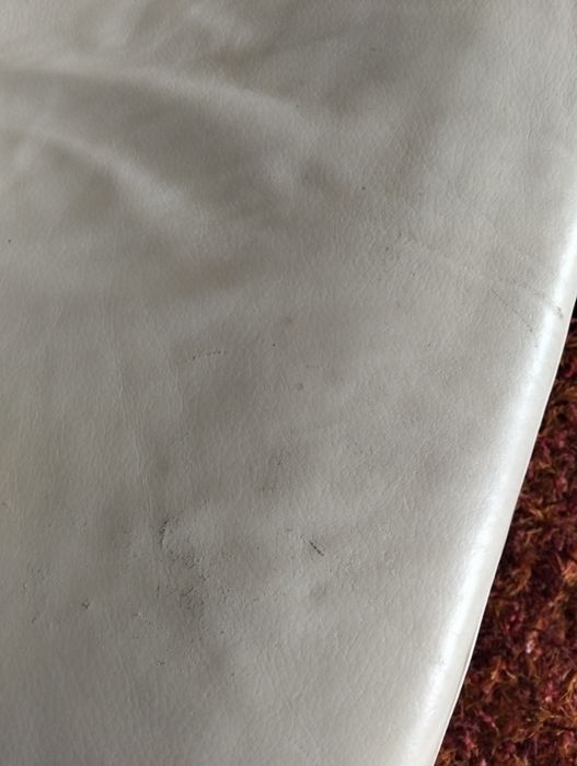 Cadeirão pele verdadeira creme