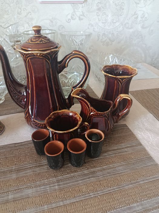 Фарфорові чашки,хрусталь.