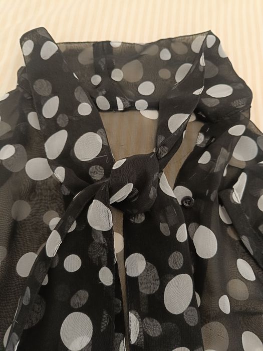 Blusa preta com bolas brancas tamanho S