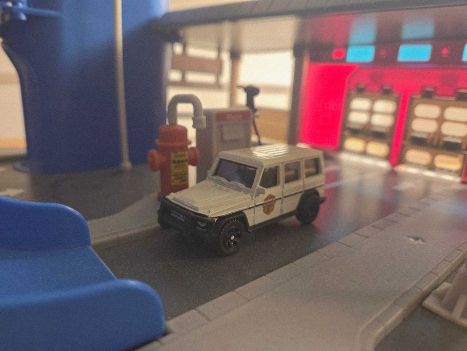 Baza policji i strazy, remiza garaz playtive z matchbox i hotwheels