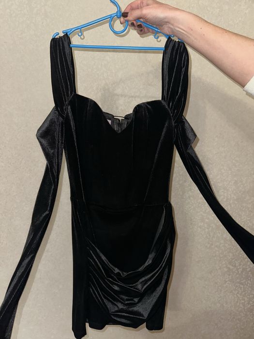 Чорна корсетна сукня