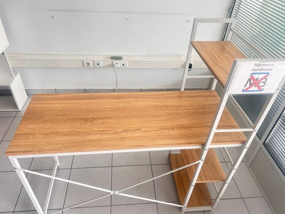 Secretária com estante