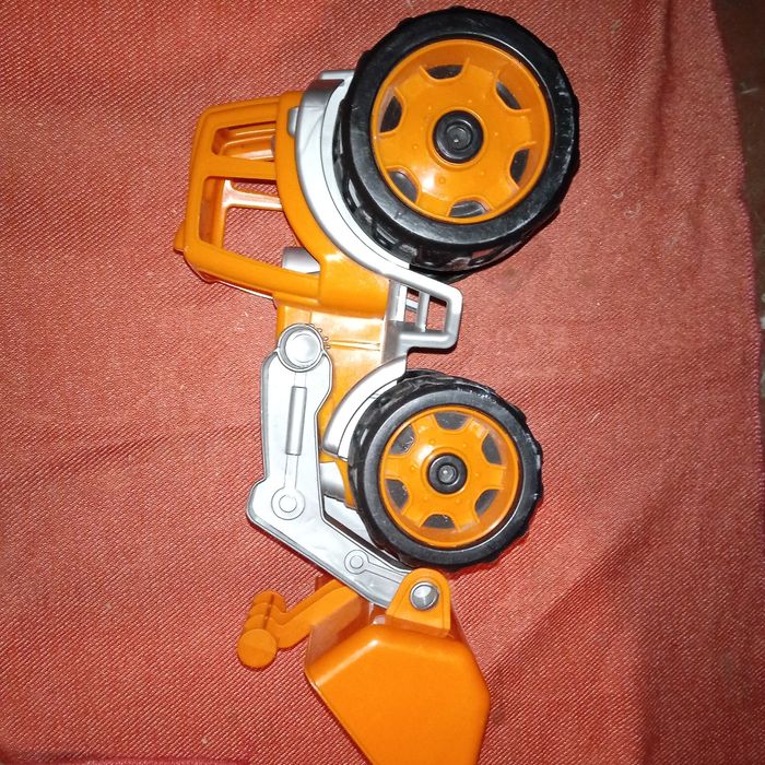 Іграшки трактор та паровозик