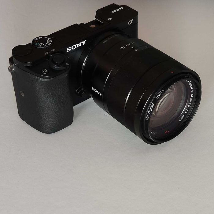 Câmara Sony a6000 + Sony Zeiss 16-70mm f/4 + extras, perfeito estado