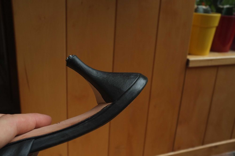 czarne skórzane luksusowe szpilki klapki sandały Corso Como szpilki 39