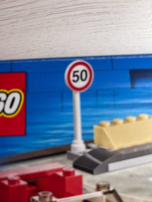 Конструктор LEGO City Police Поліцейський арешт на автостраді 185 деталей (60242)