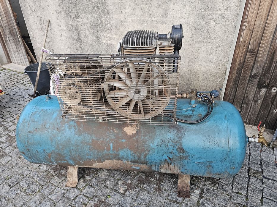 Compressor  de ar 500 litros a funcionar