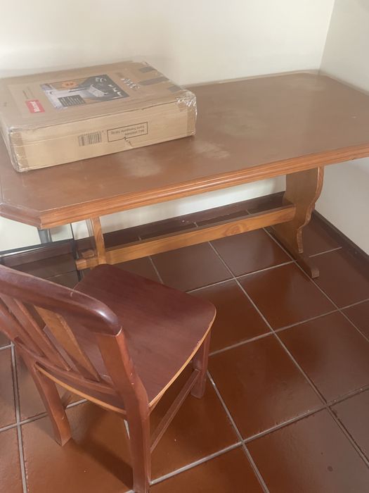 Mesa de madeira maciça e cadeiras