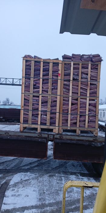 Дрова дубові сухі складені попиляні