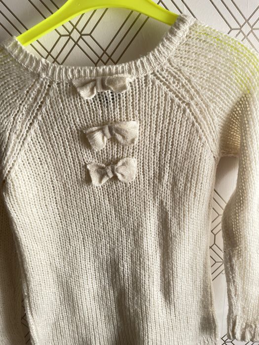 Sweterek z kokardkami