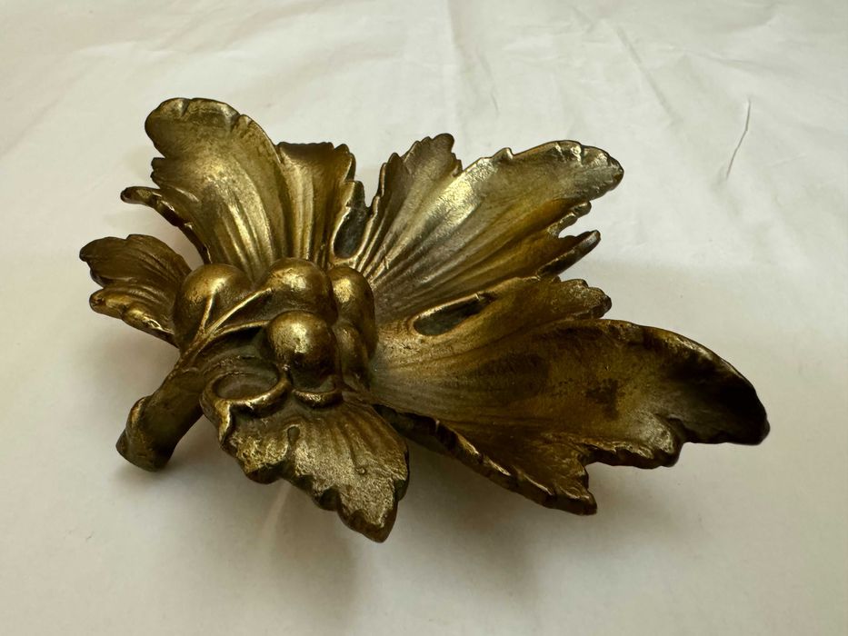 Różne ozdobne wyroby z mosiądzu