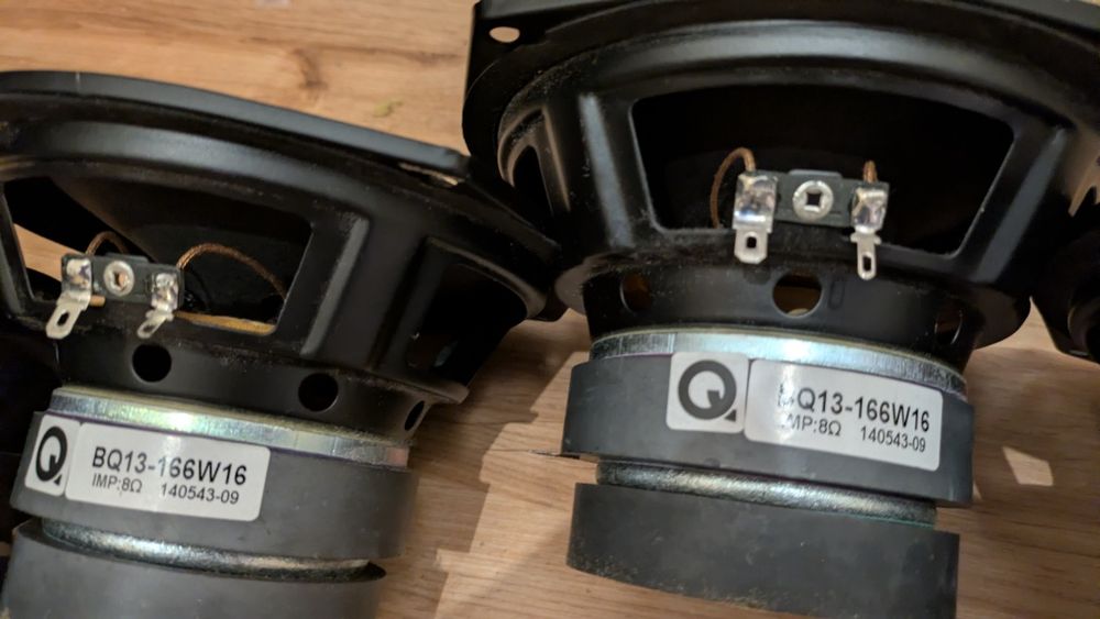 Qacoustic  2050i srednio basowe ton