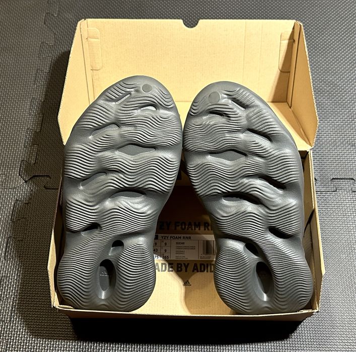 Yeezy Foam Runner Carbon EU 43 UK 9