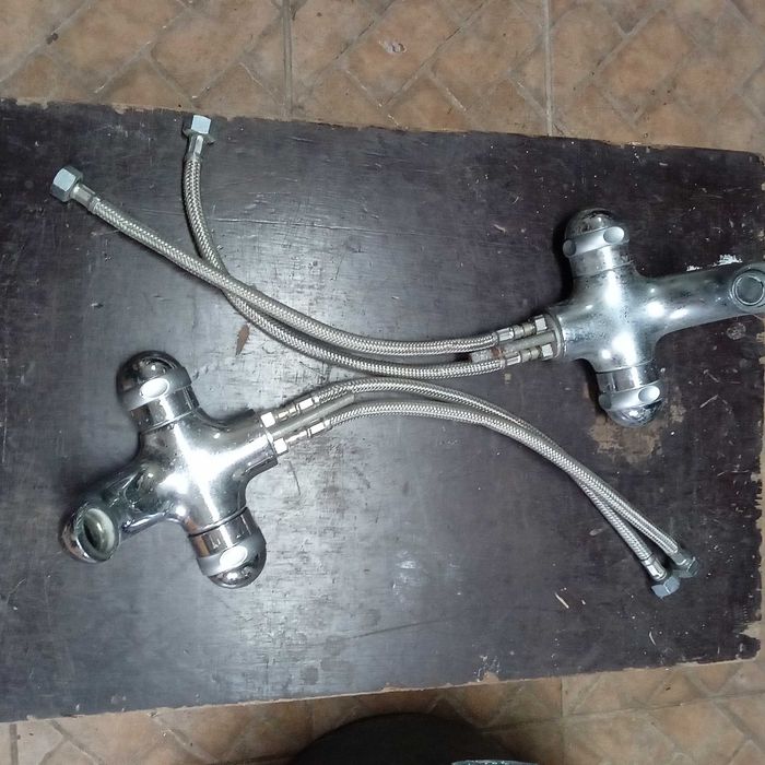 Torneiras de marca Groehe(2) e mãos de chuveiro(2)